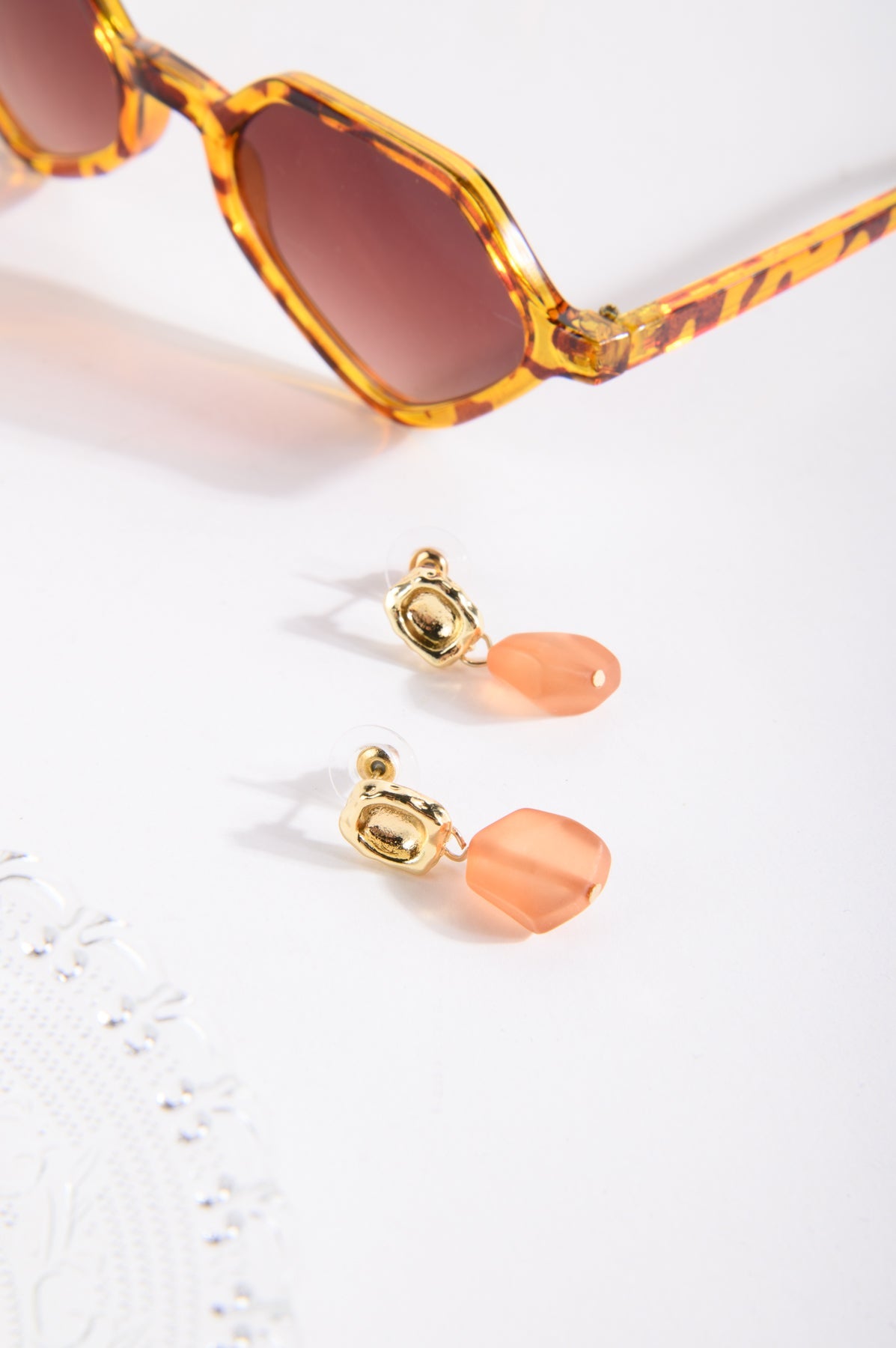 Ohrring mit Schmucksteinen