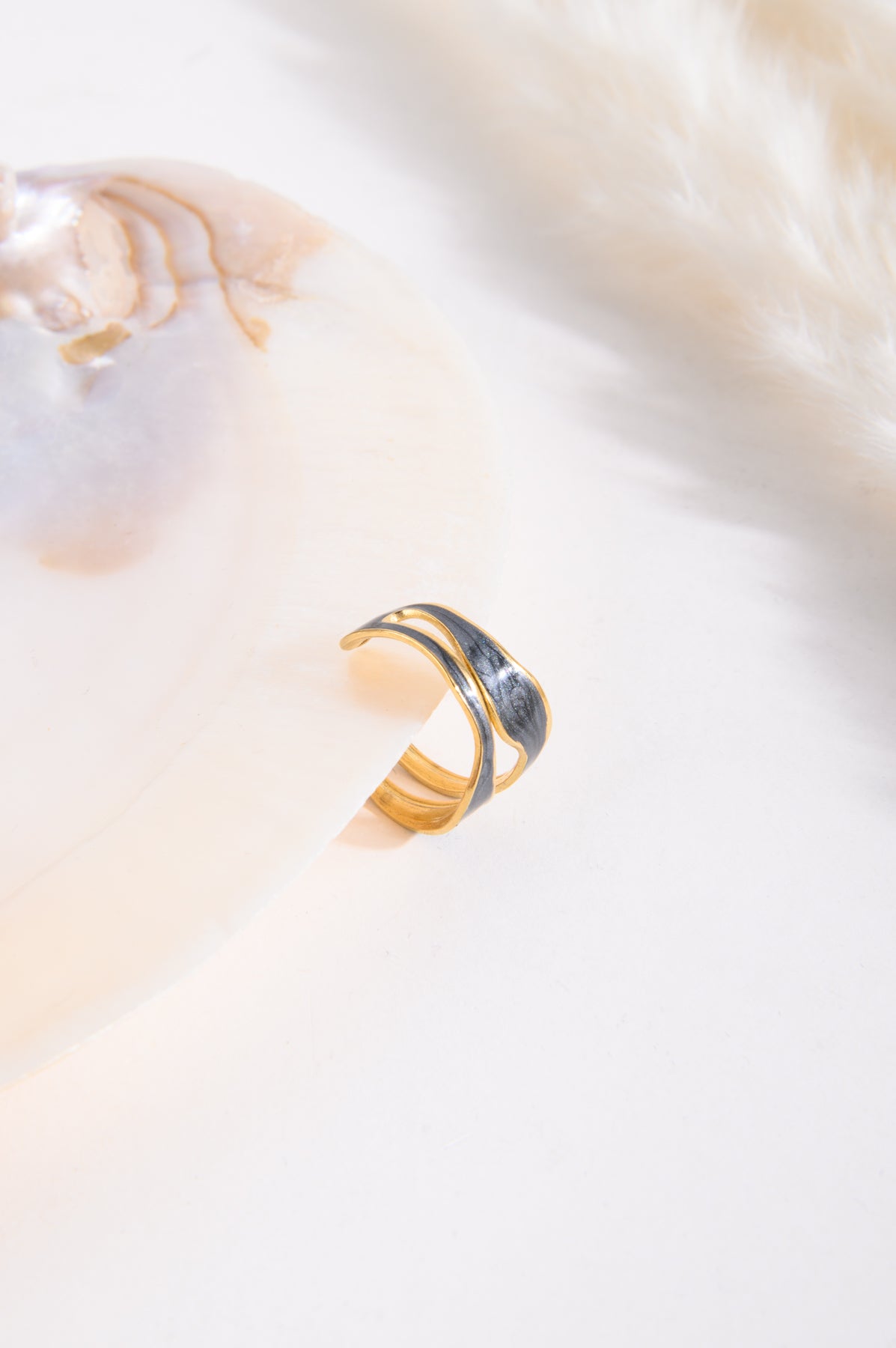 Ring mit grauem Stein