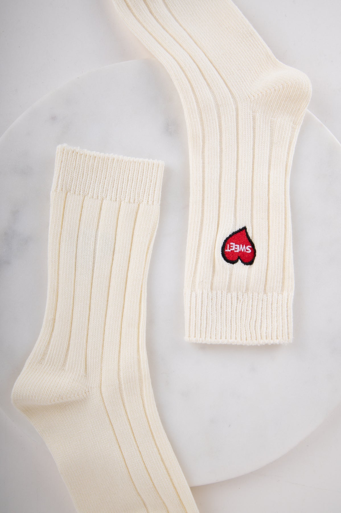 Socken mit Stickerei