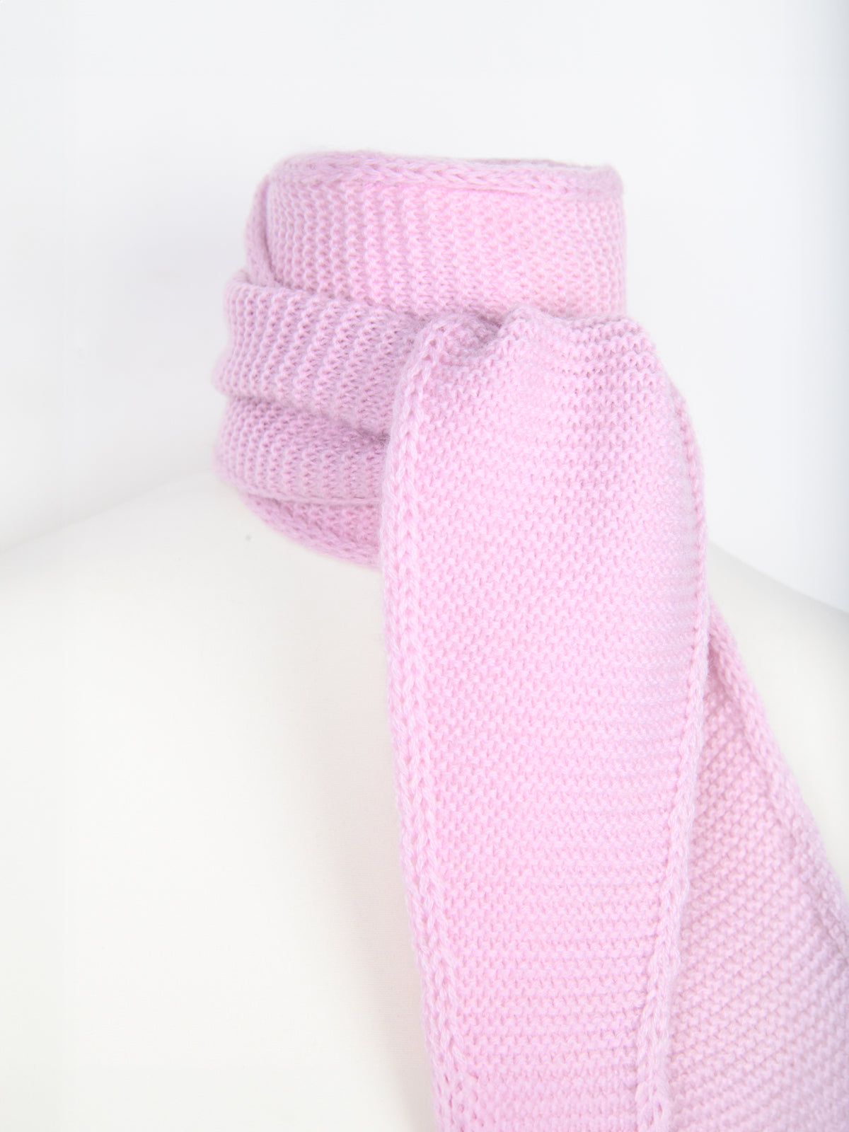 Schal mit feiner Strickstruktur