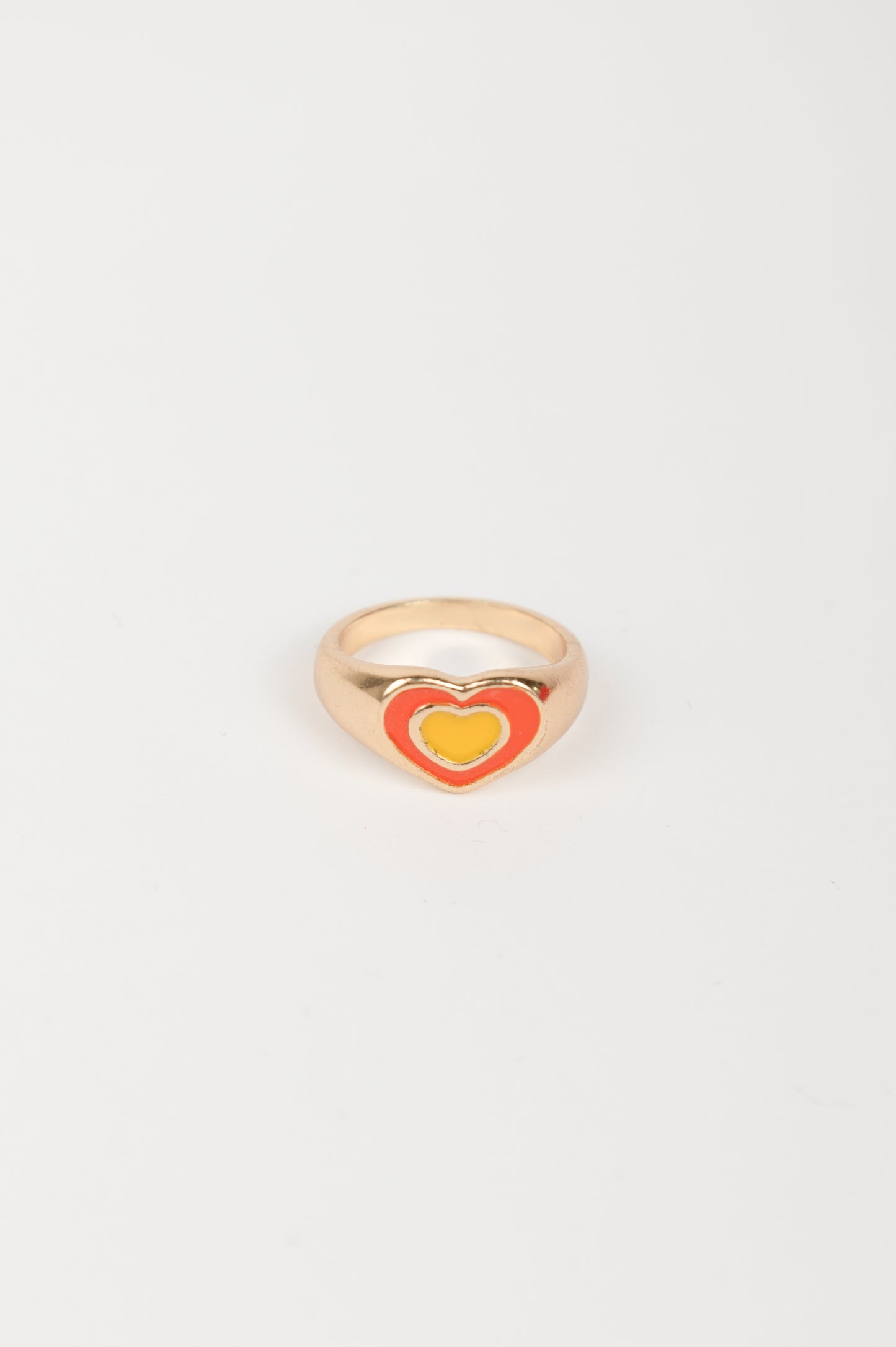 Ring mit Herz-Emblem