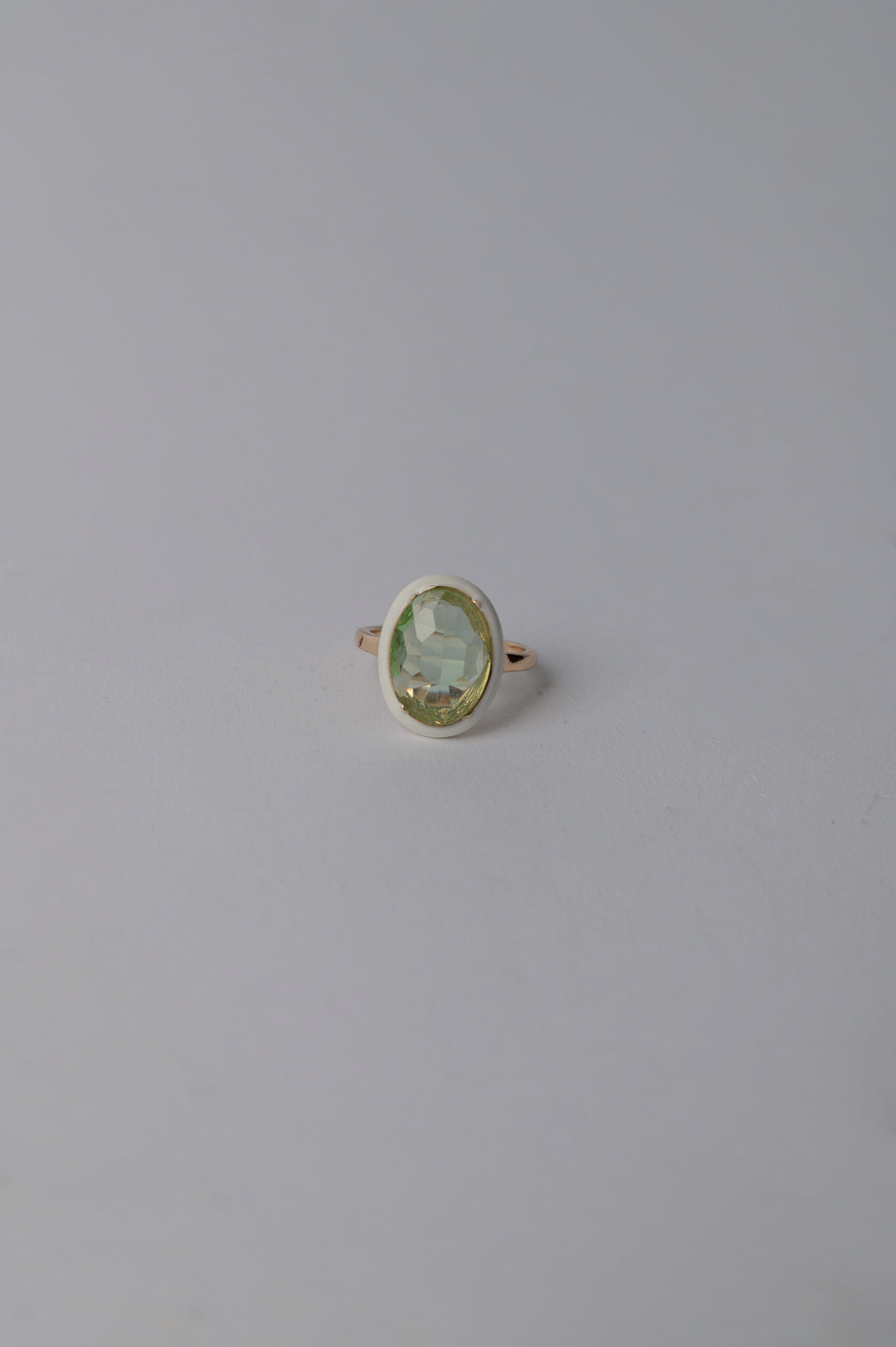 Ring mit ovalem Stein