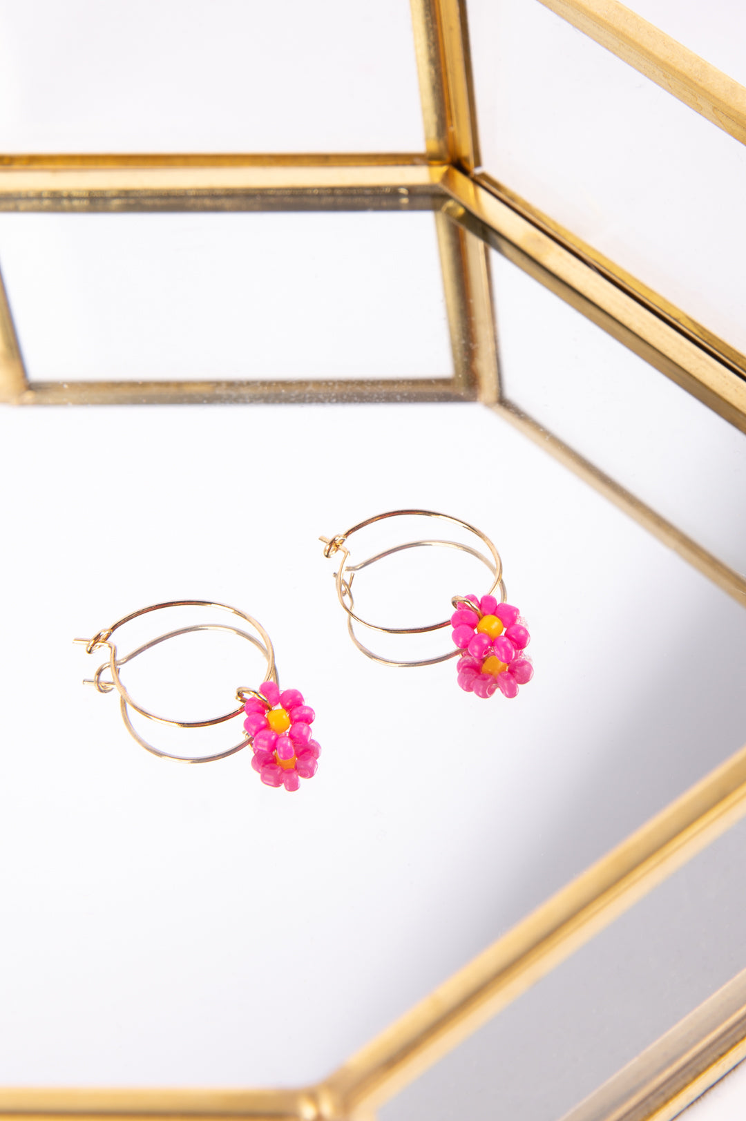Ohrring mit Blumenanhänger