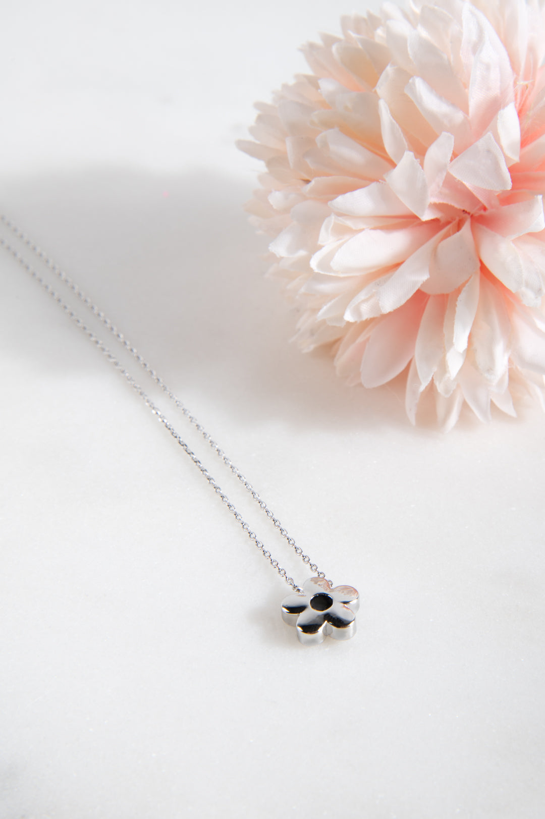 Kette mit Blumenanhänger