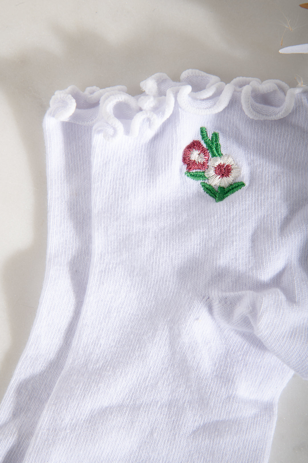Socken weiß mit Blumenstickerei und gekräuseltem Saum