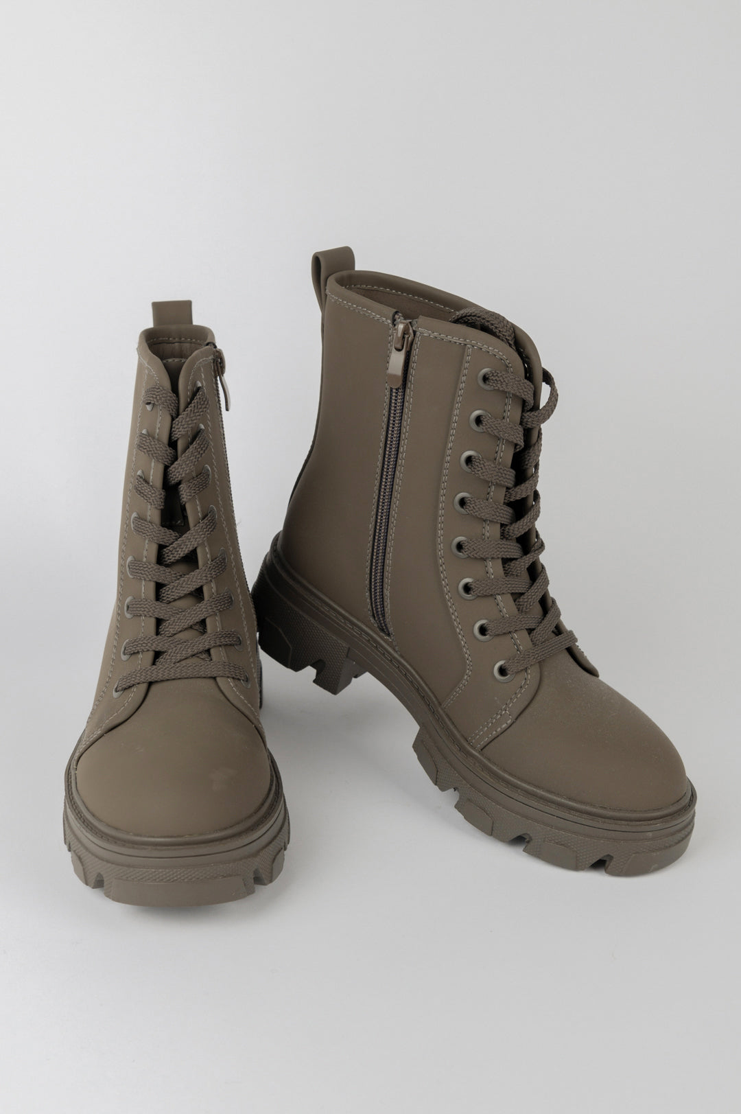 Schnürstiefel mit dicker Sohle