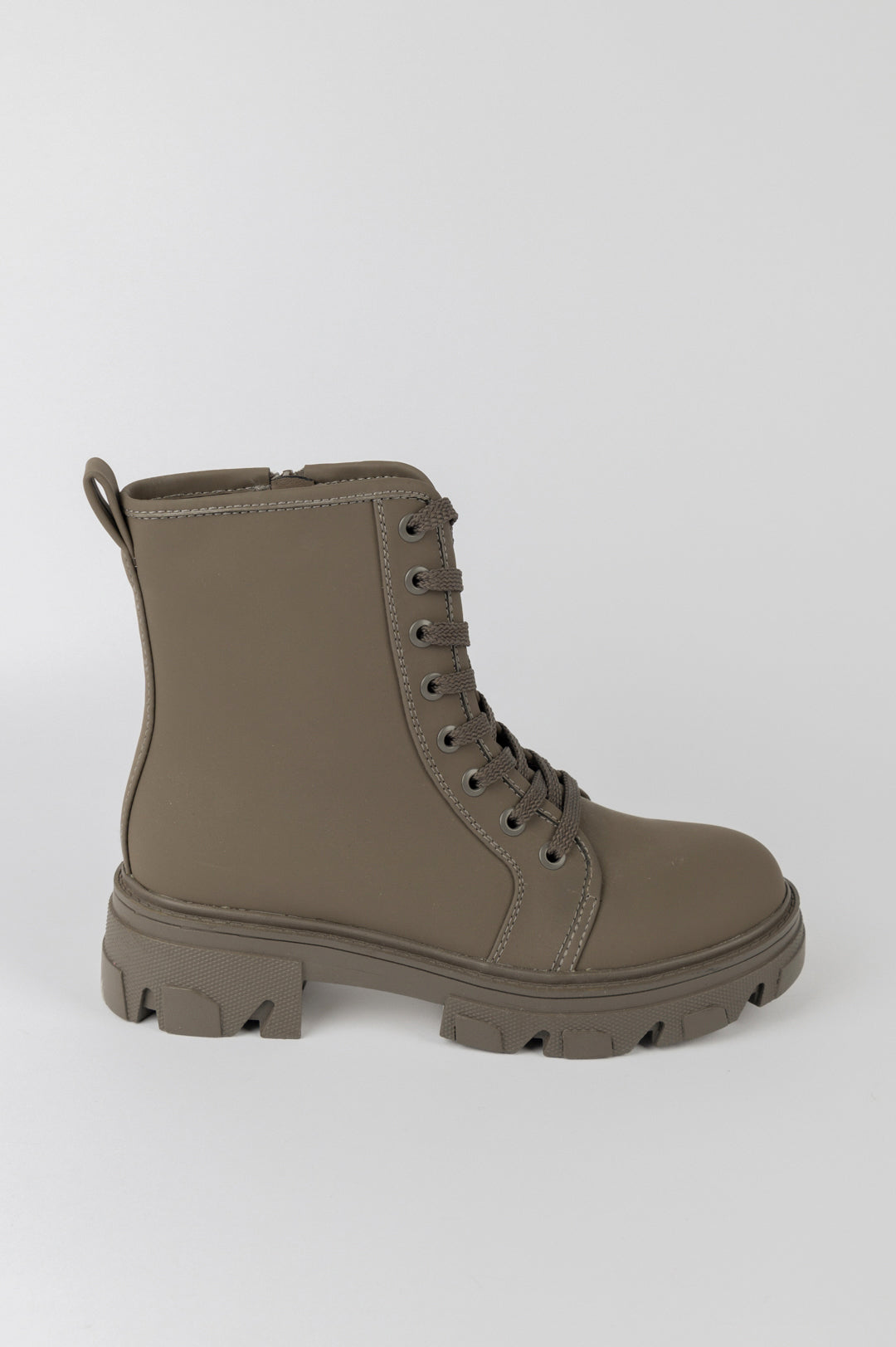 Schnürstiefel mit dicker Sohle
