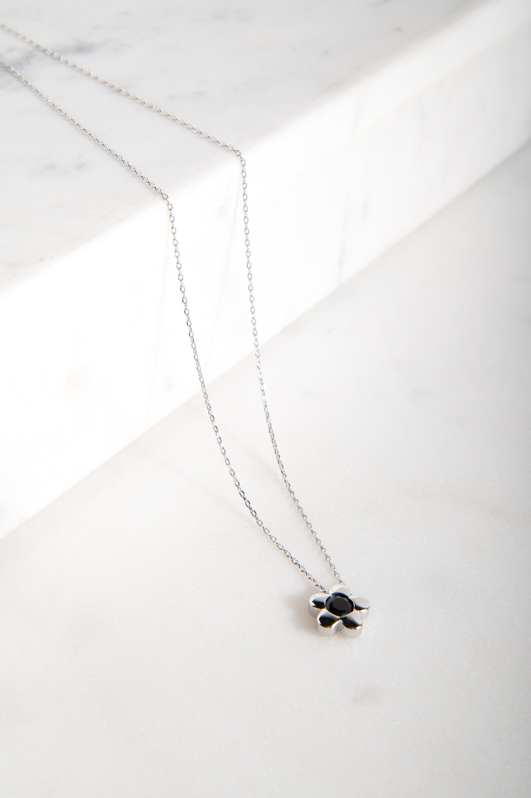 Kette mit Blumenanhänger