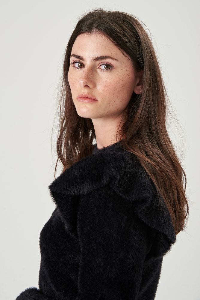 Pullover aus weichem Material mit Rüschen