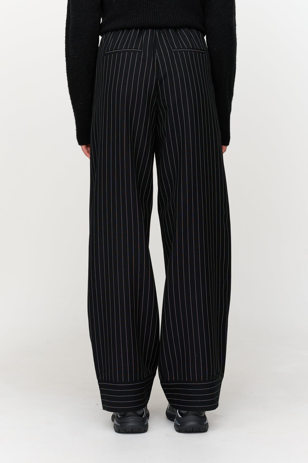 Hose mit Nadelstreifen