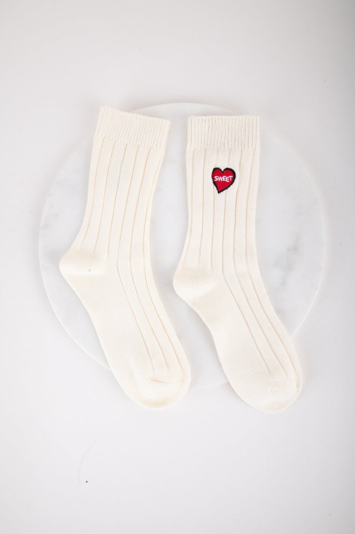 Socken mit Stickerei