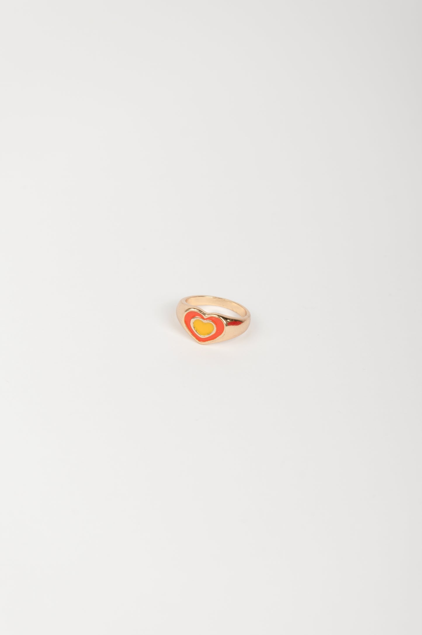 Ring mit Herz-Emblem