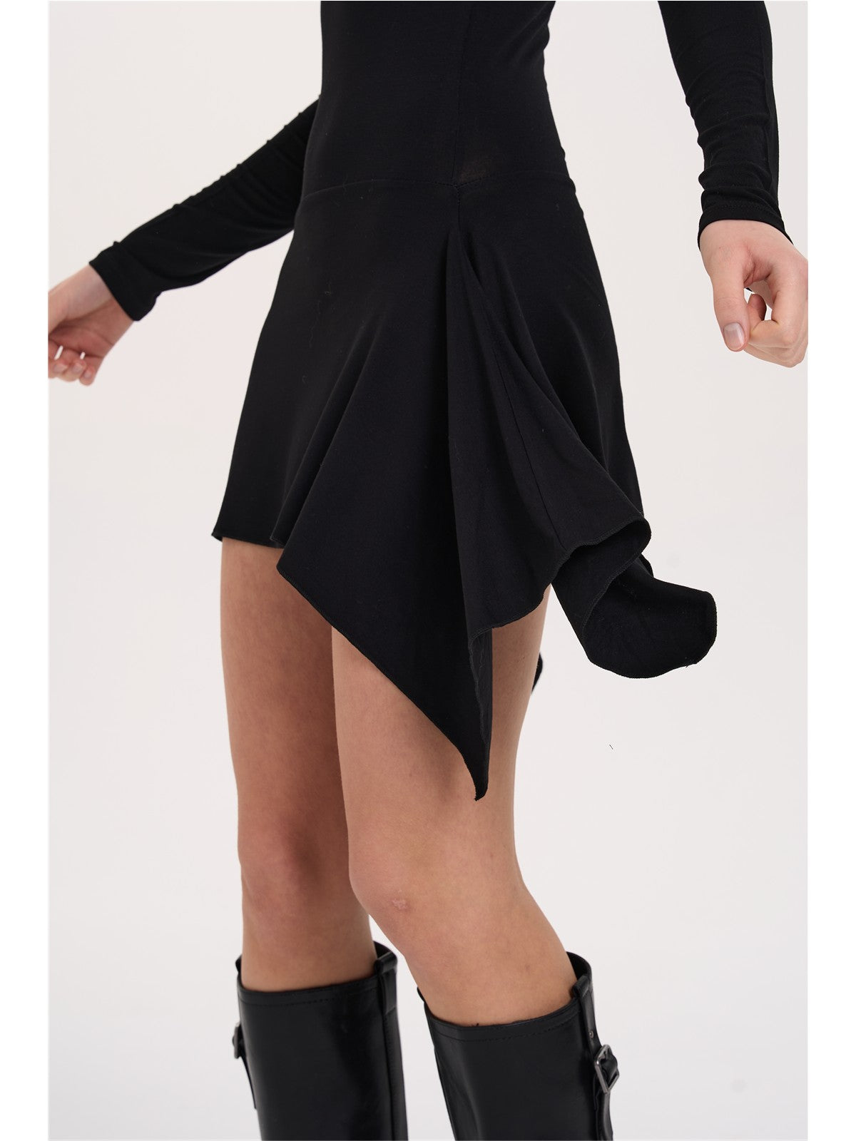 Kleid mit asymmetrischem Saum