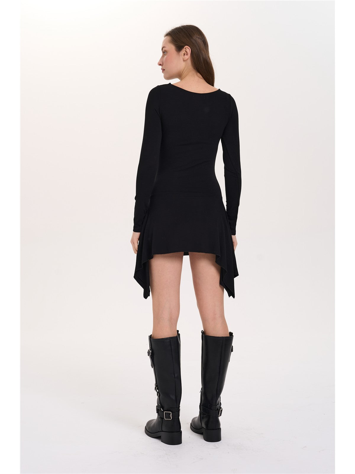 Kleid mit asymmetrischem Saum