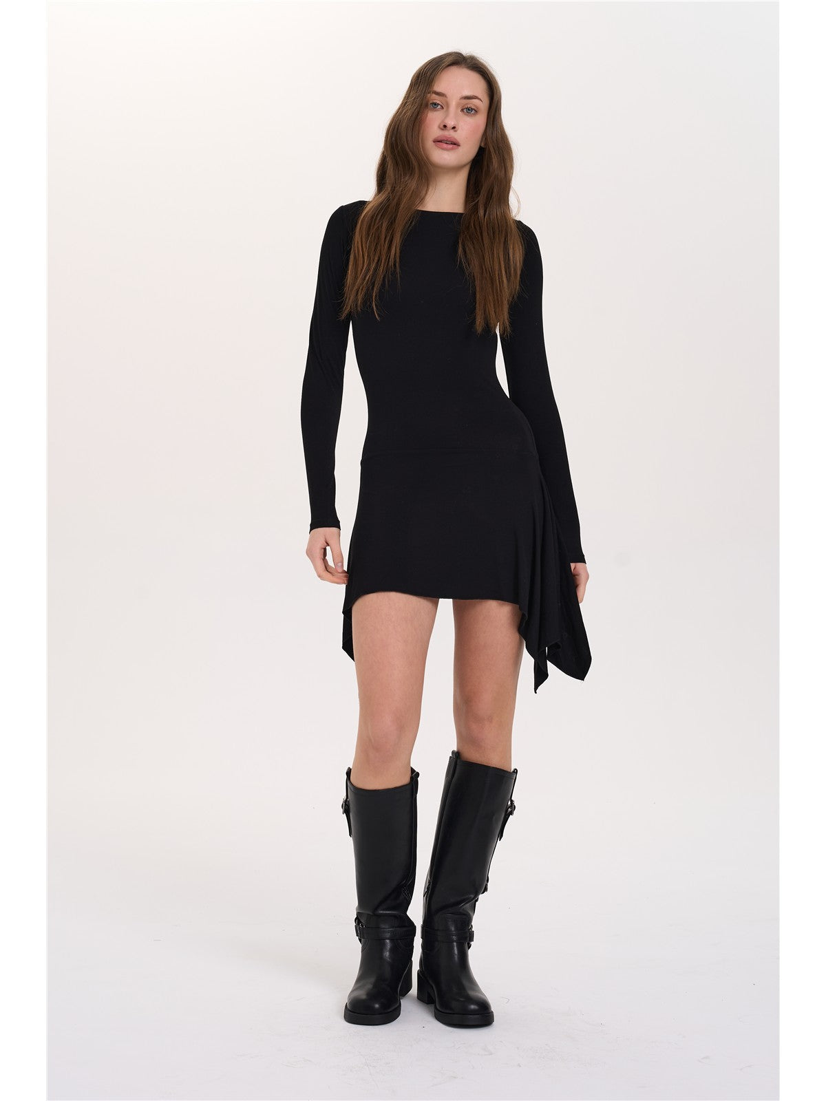 Kleid mit asymmetrischem Saum