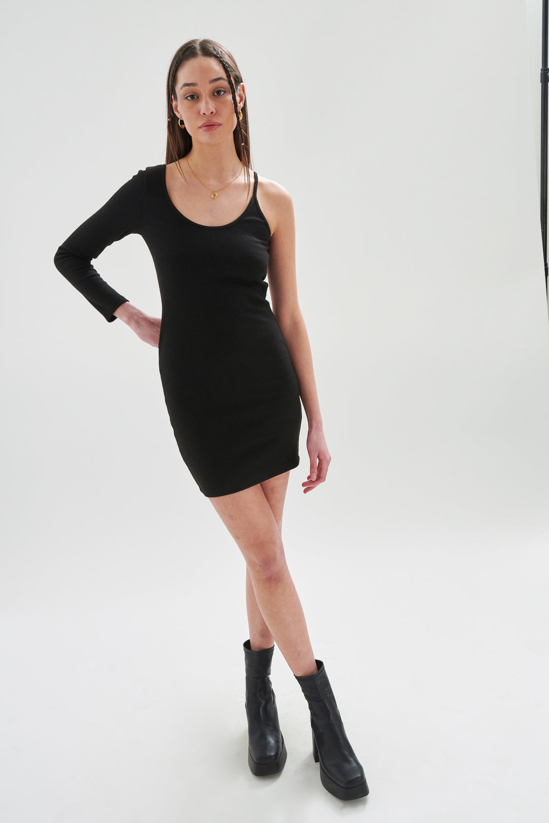 Kleid mit asymmetrischen Ärmeln