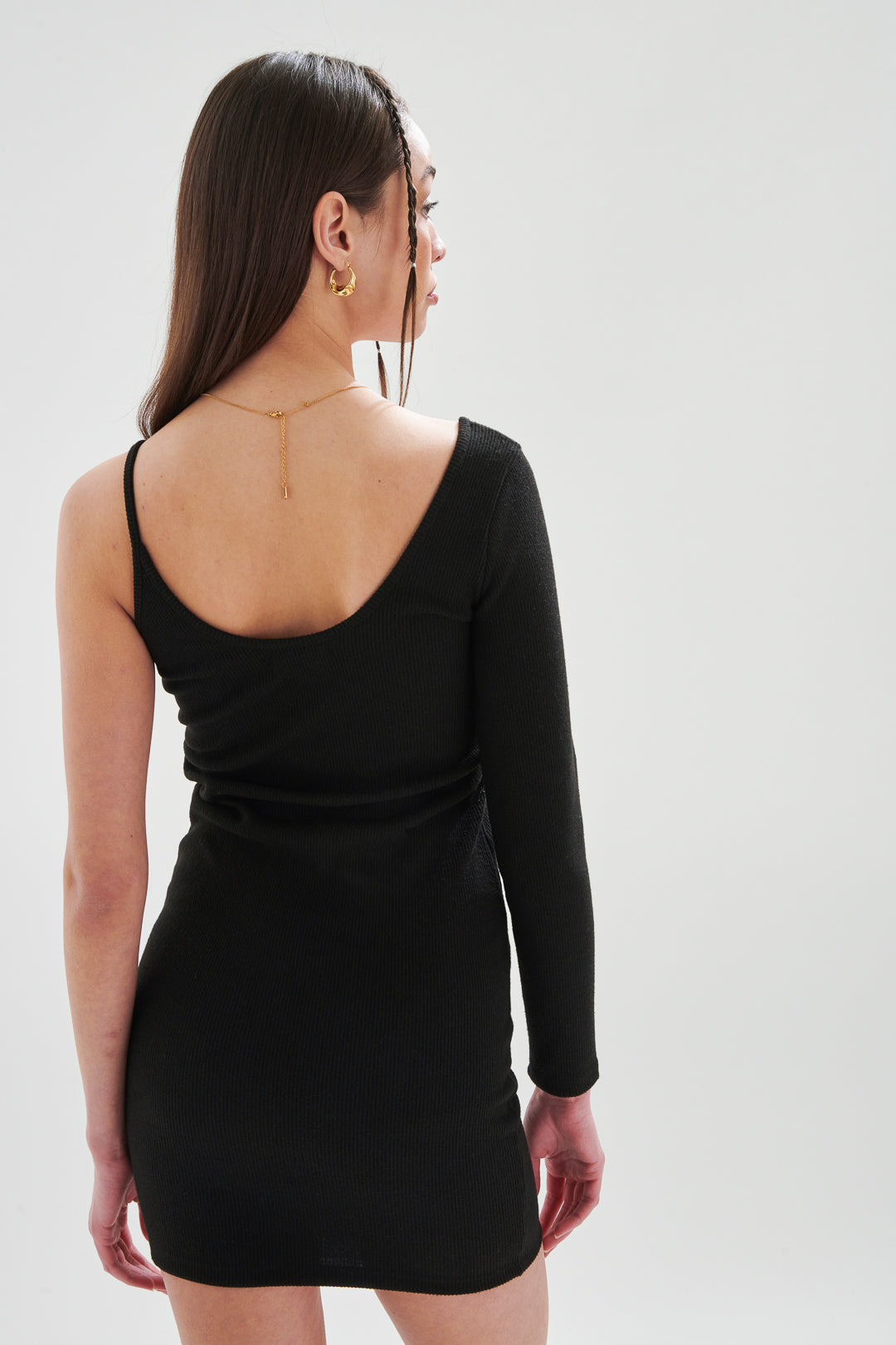 Kleid mit asymmetrischen Ärmeln
