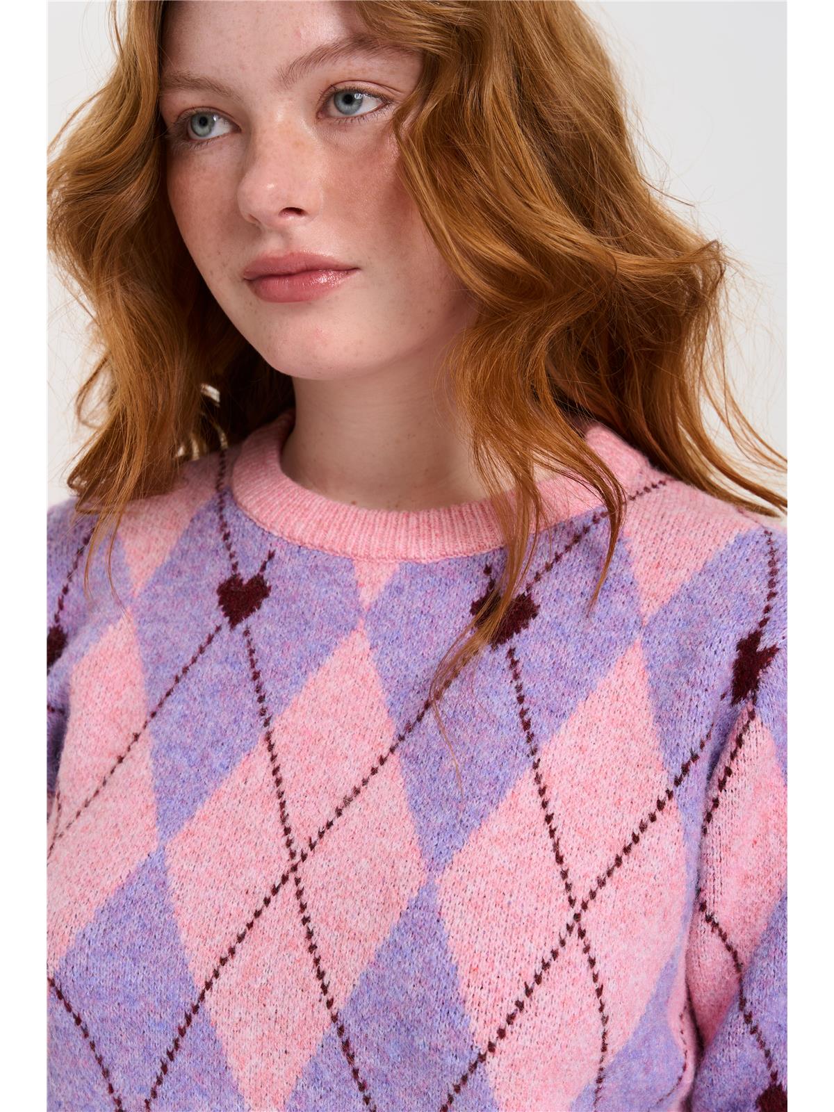 Pullover mit Rautenmuster und Herzen