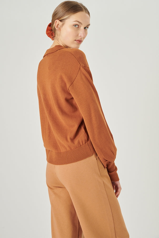 Hose mit weiten Beinen und Ziernnähten