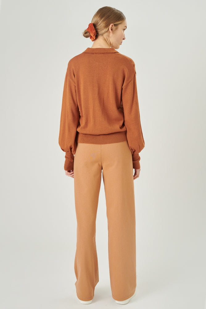 Hose mit weiten Beinen und Ziernnähten