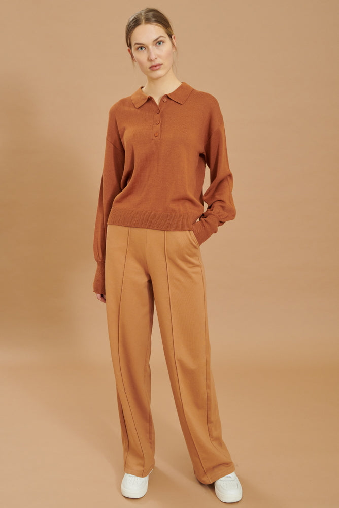 Hose mit weiten Beinen und Ziernnähten