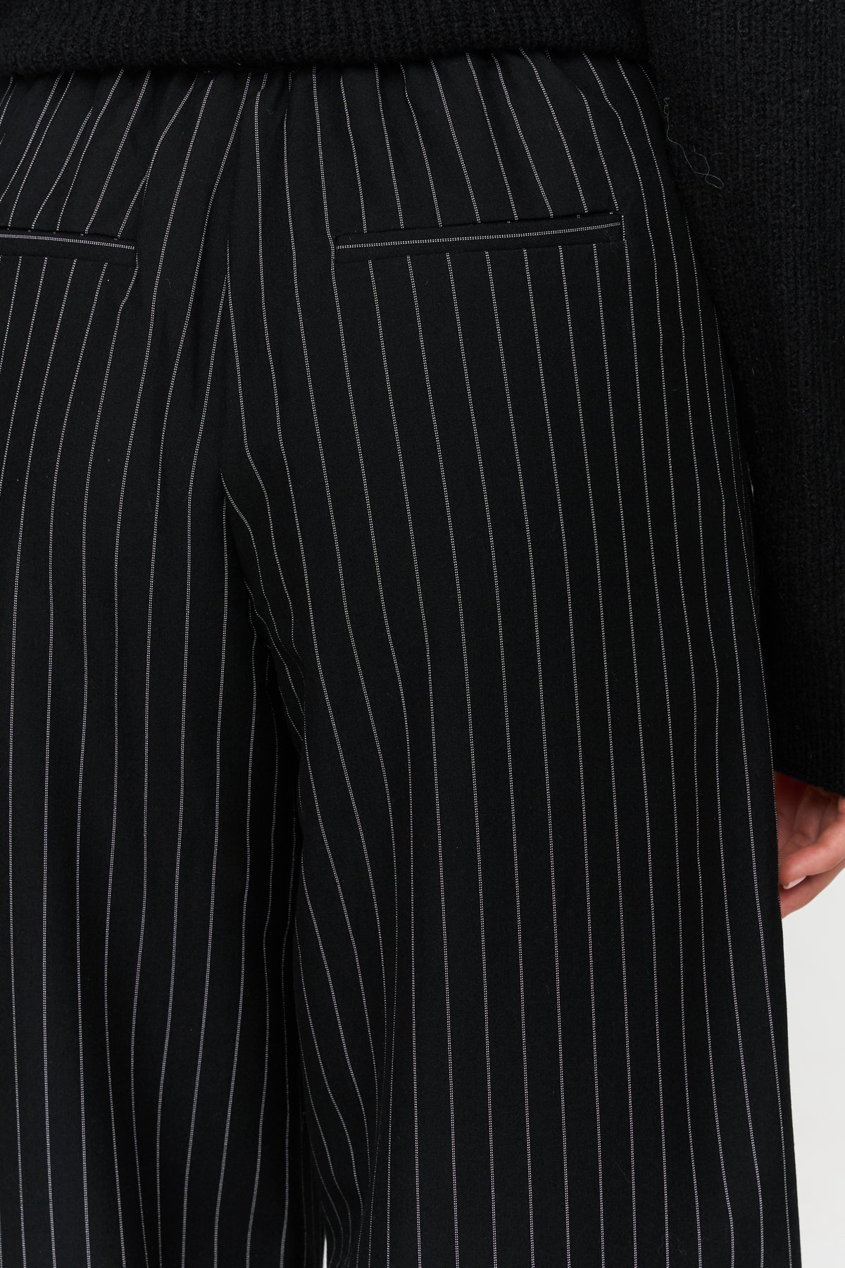 Hose mit Nadelstreifen