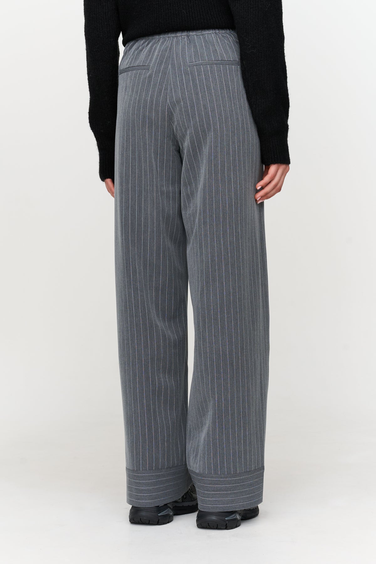 Hose mit Nadelstreifen