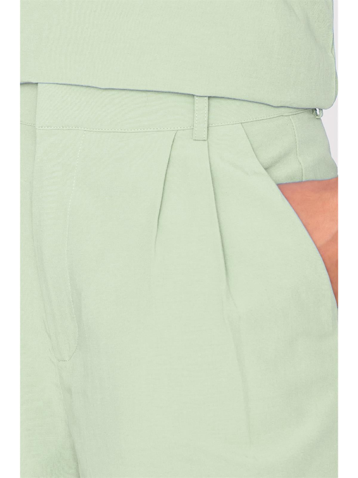 Shorts in Grün