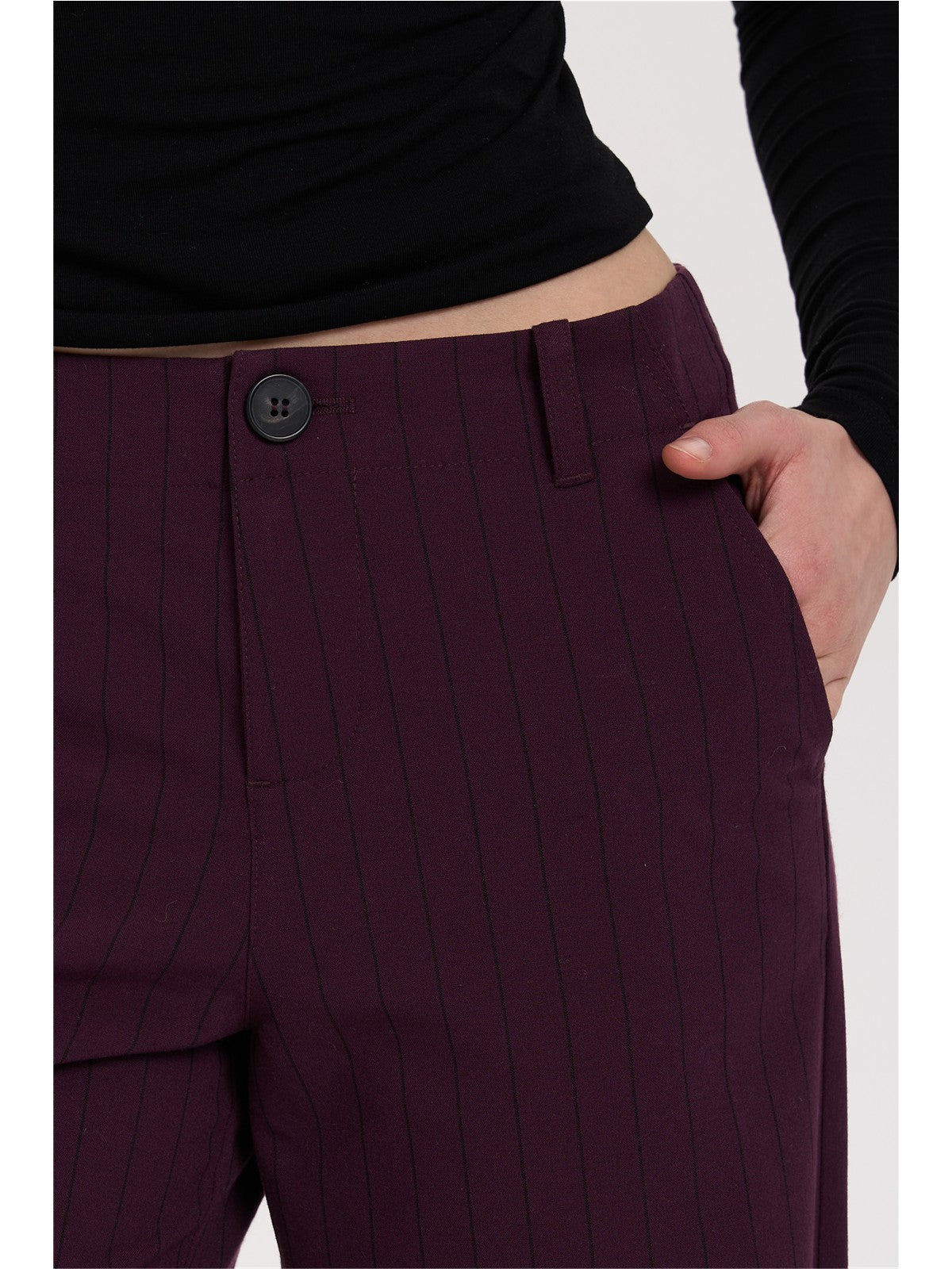 Hose mit feinen Nadelstreifen