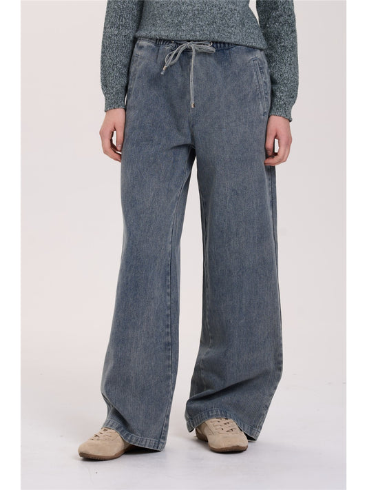 Jeanshose mit weitem Bein