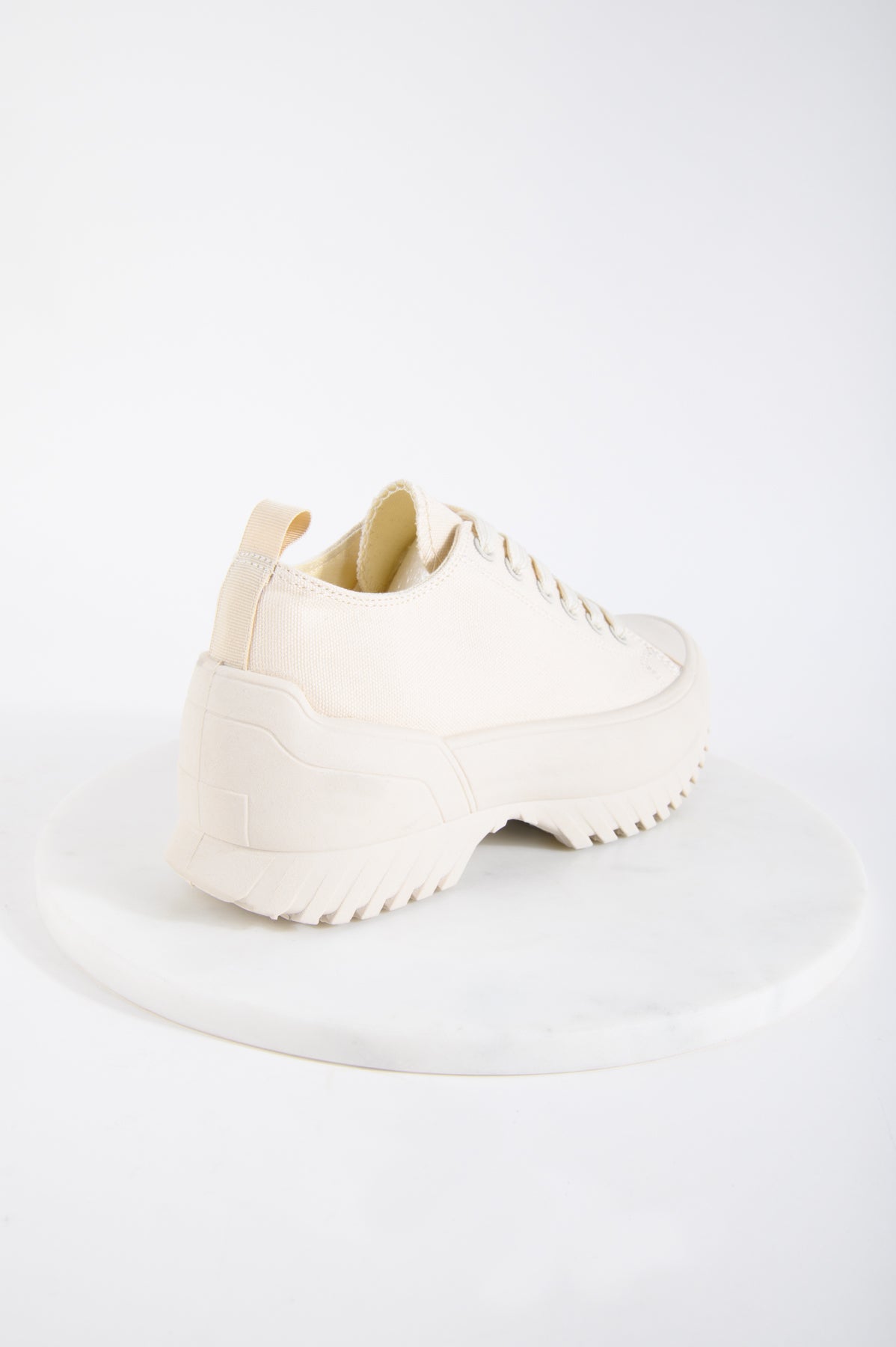 Sneaker in Crème