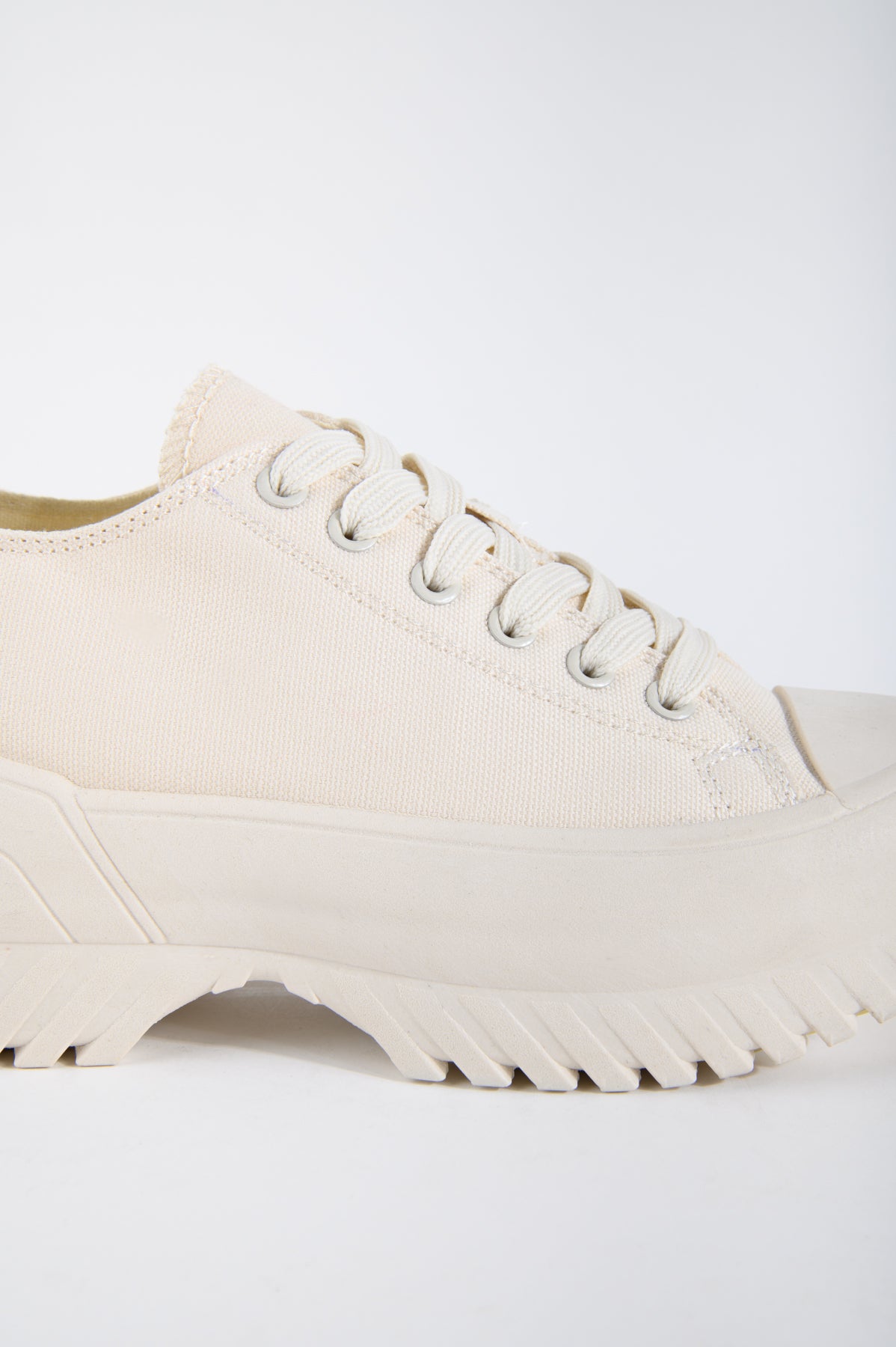 Sneaker in Crème