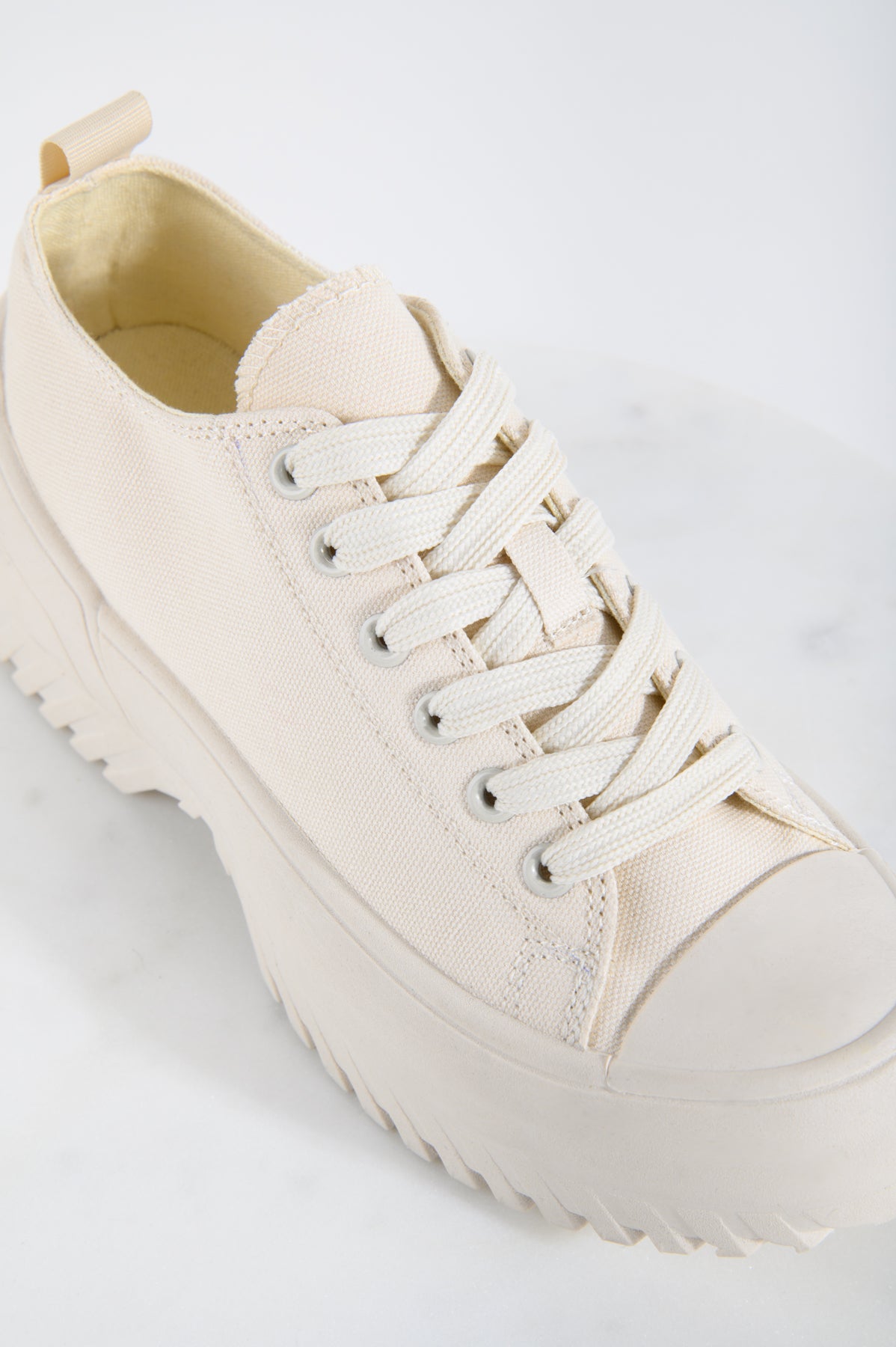 Sneaker in Crème