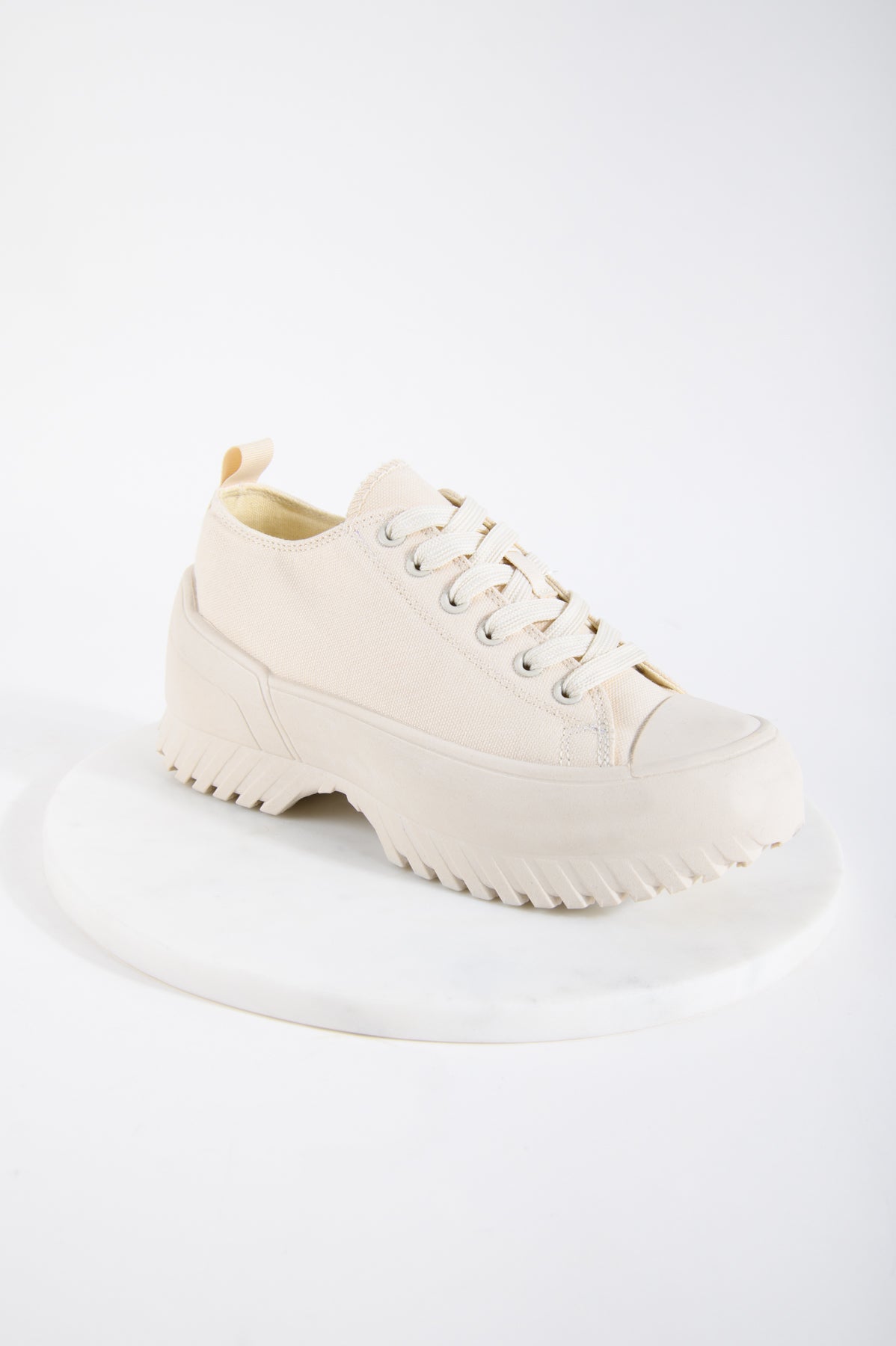 Sneaker in Crème
