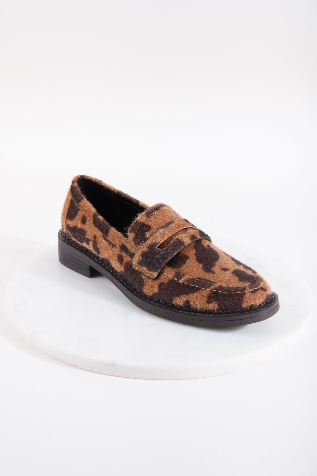 Schuh mit Kuh-Muster