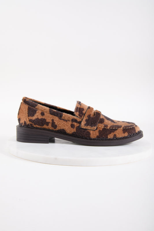 Schuh mit Kuh-Muster