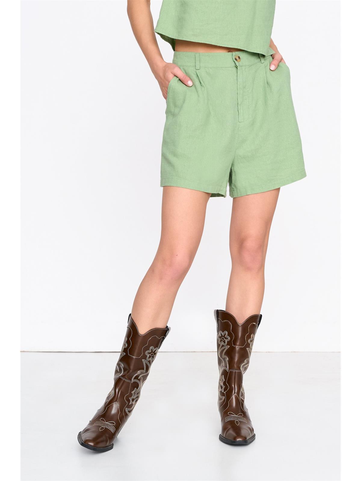 Shorts in Grün