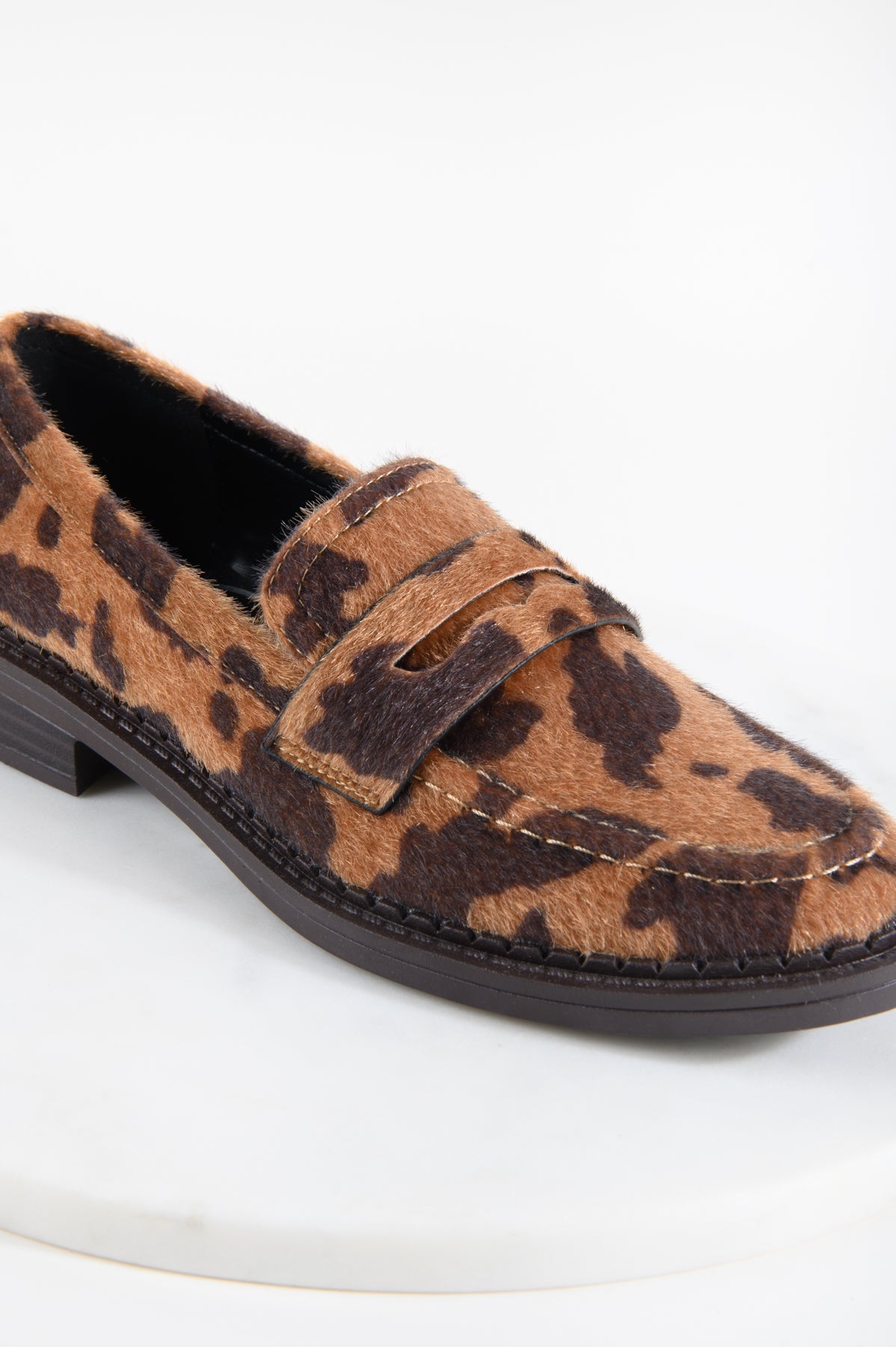 Schuh mit Kuh-Muster