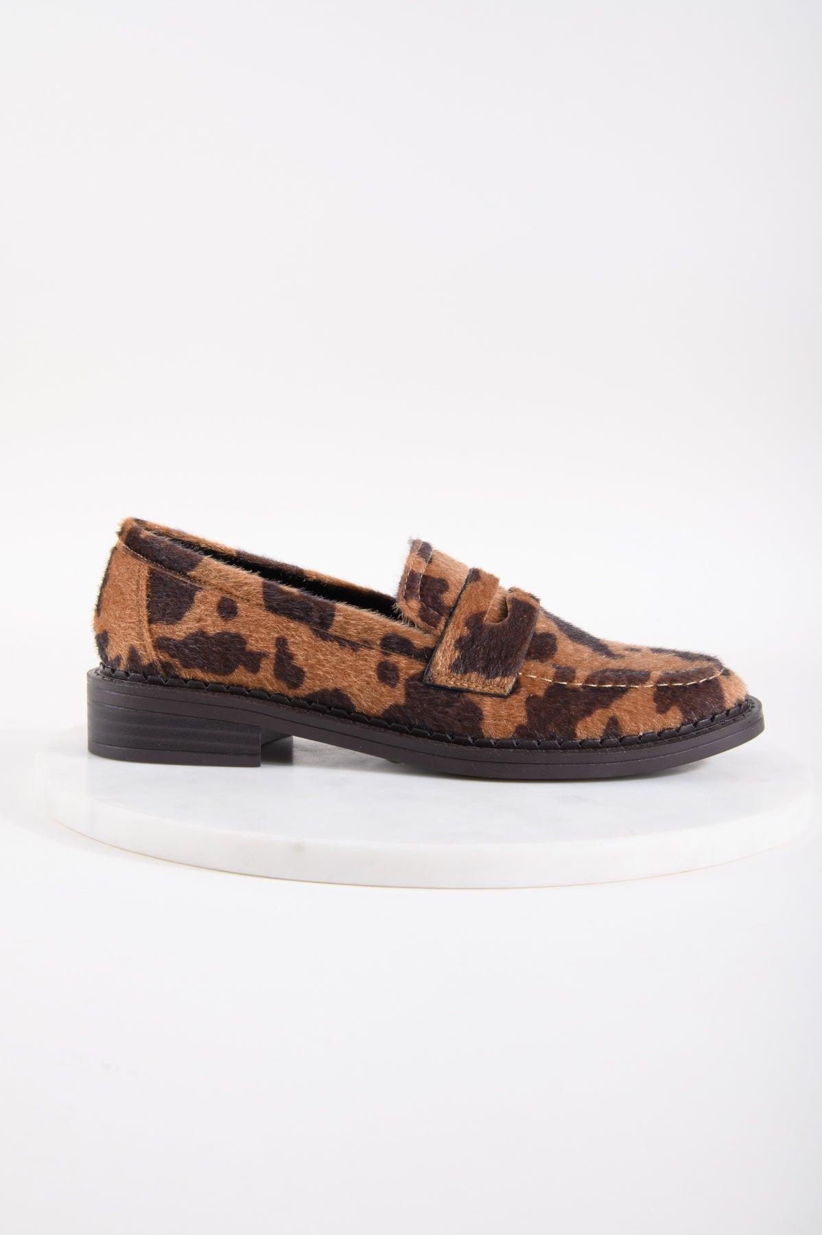 Schuh mit Kuh-Muster
