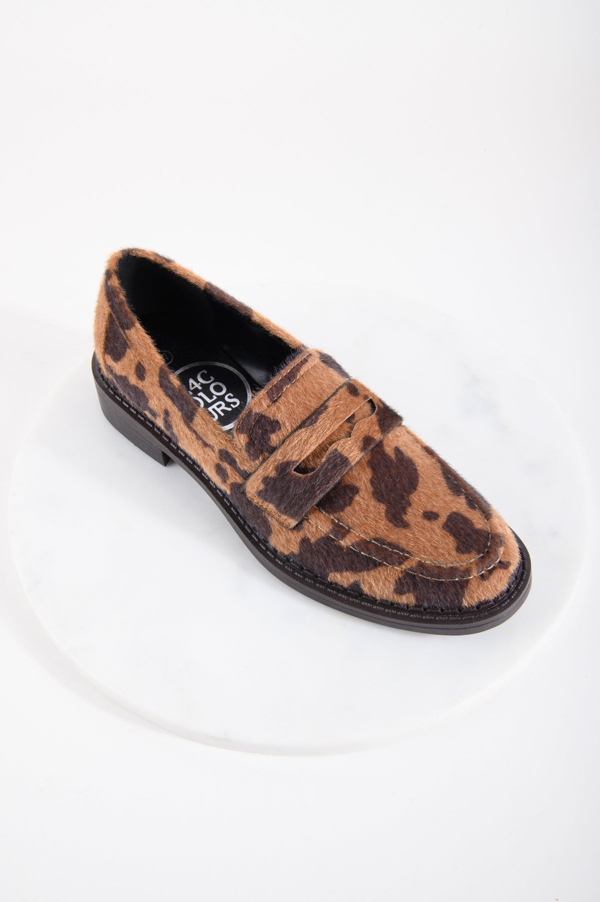 Schuh mit Kuh-Muster